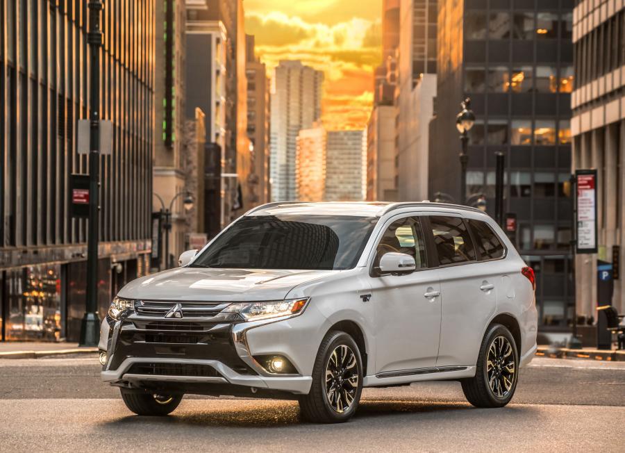  Mitsubishi Outlander PHEV 2017 года  (NA) (фото 9 из 70)